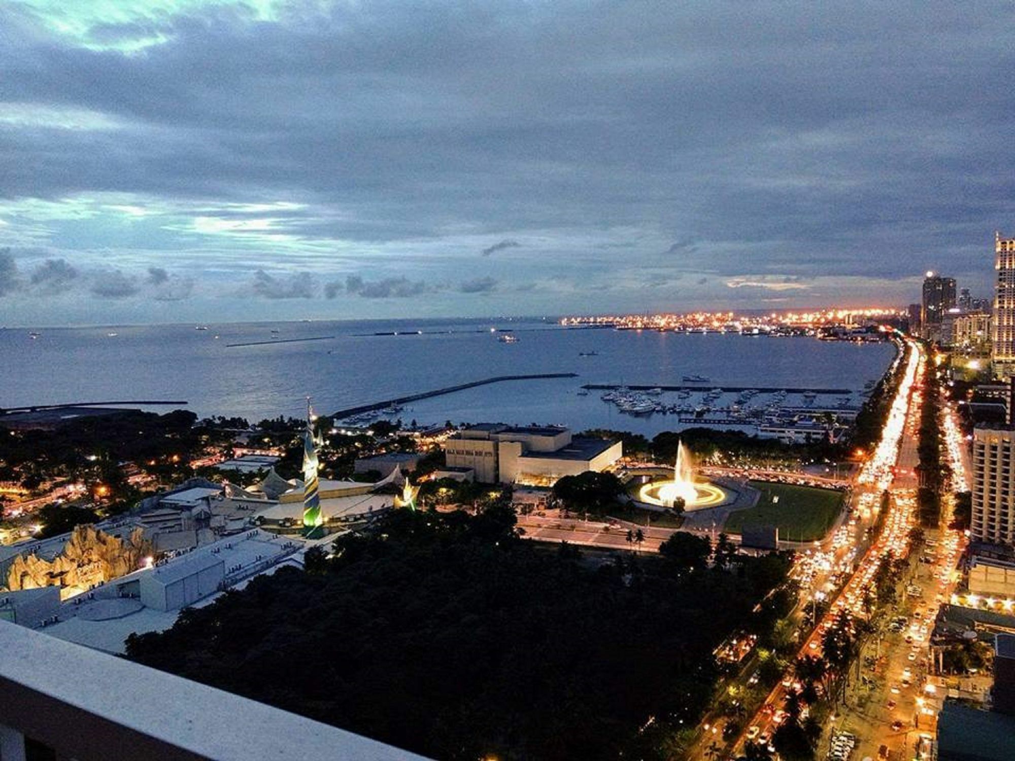 Seabreeze Residences At Breeze Residences Пасай Екстериор снимка